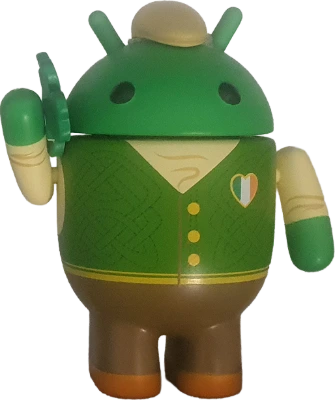 Muñeco Android irlandés con trébol del Product Experts Summit de Dublín 2025