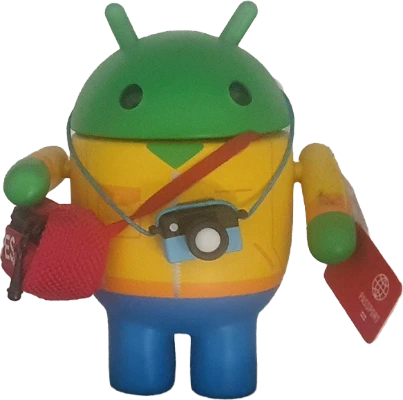 Muñeco Android viajero con cámara y pasaporte del Product Experts Summit 2024